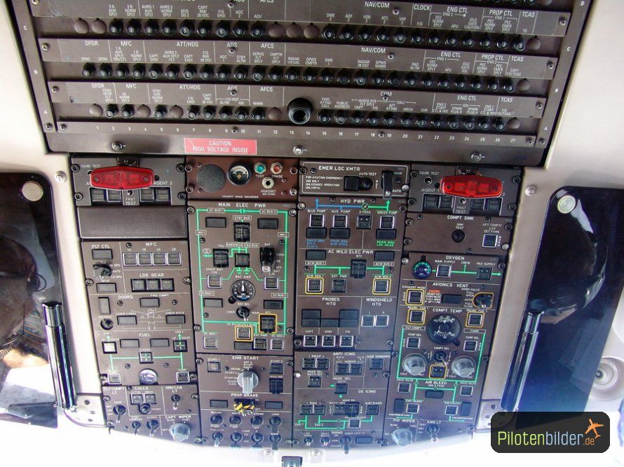 Cockpit ATR72-06