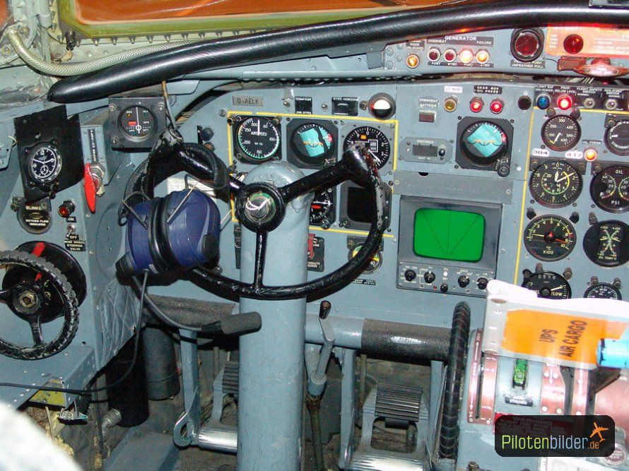 Fokker 50 Cockpit 2