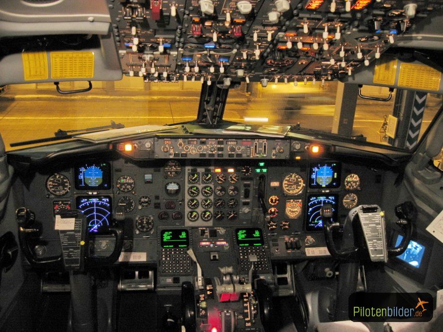 737 Cockpit Dark