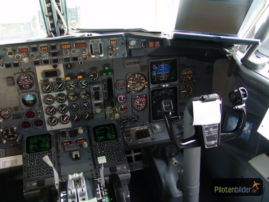 Boeing 737 Cockpit 2