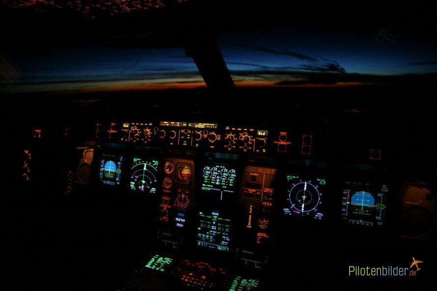 Airbus A340-600 Night Cockpit Impression 2
