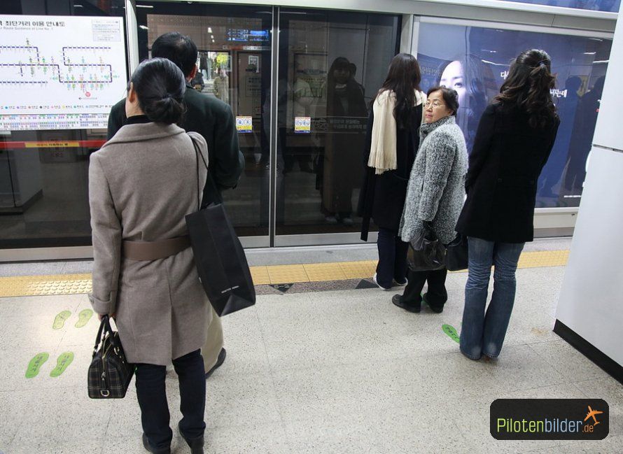 Seoul wait subway